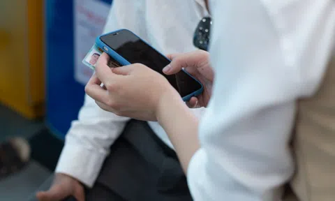 Nhà mạng kín khách một ngày trước hạn khoá hàng triệu SIM