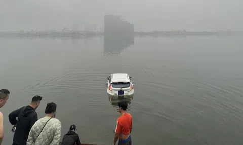 Hà Nội: Chiếc xế hộp do người phụ nữ điều khiển bất ngờ lao xuống hồ Tây