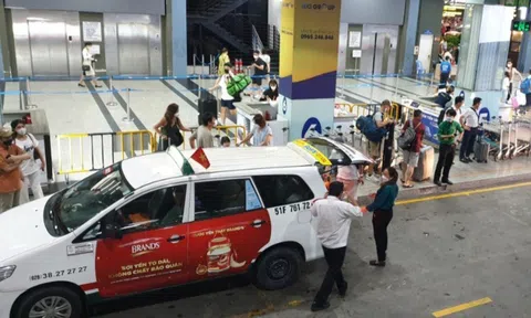 Yêu cầu TCP tạm ngưng thay đổi giá dịch vụ taxi tại Tân Sơn Nhất