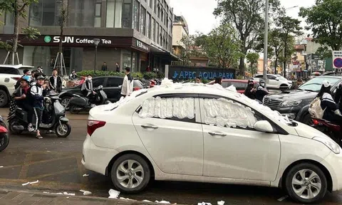 Chiếc ôtô bị dán băng vệ sinh khi đỗ sai dưới lòng đường