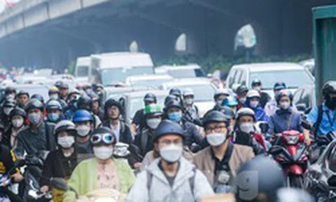 Người dân Thủ đô chật vật trong cảnh tắc đường với mưa phùn và sương mù