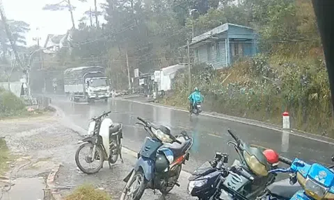 CLIP: Xe tải mất lái, tông văng người đi xe máy trên đèo Mimosa