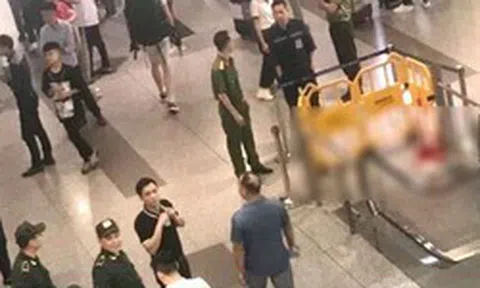 Nam hành khách trèo qua lan can, rơi từ tầng 3 sân bay Nội Bài