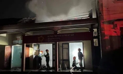 Trụ sở xã bất ngờ bốc cháy trong đêm, nhiều hồ sơ bị thiêu rụi