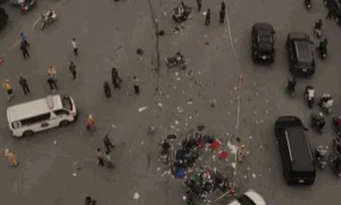 CLIP: Kinh hoàng hiện trường xe "điên" tông hàng chục xe máy tại ngã tư