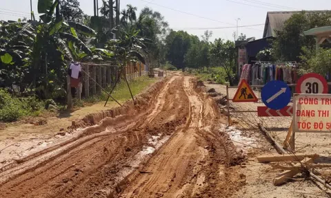 Lấy lí do xe quá tải "hoành hành", nhà thầu bỏ bê thi công