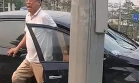 Tài xế xe "điên" tông hàng chục xe máy tái mét mặt bật khóc: "Thế này có chết tôi không”