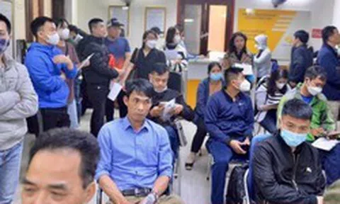 Nườm nượp người dân xếp hàng chờ làm lý lịch tư pháp ở Hà Nội