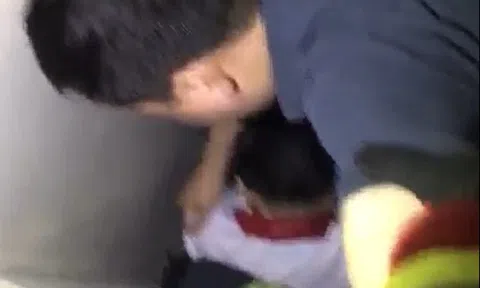 CLIP: Cảnh sát giải cứu bé trai mắc kẹt ở hố tum tầng 20 chung cư