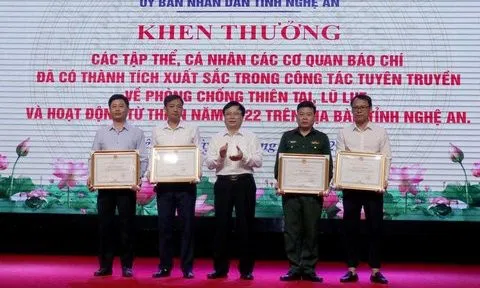 Tỉnh Nghệ An tặng bằng khen cho Đời sống và Pháp luật về thành tích tuyên truyền phòng chống lũ lụt