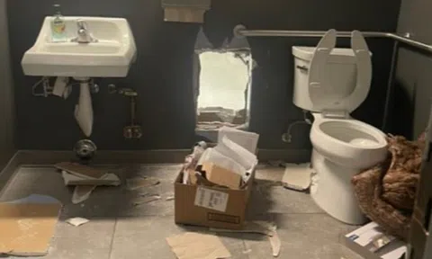 Trộm đục tường Apple Store, vơ vét 436 chiếc iPhone