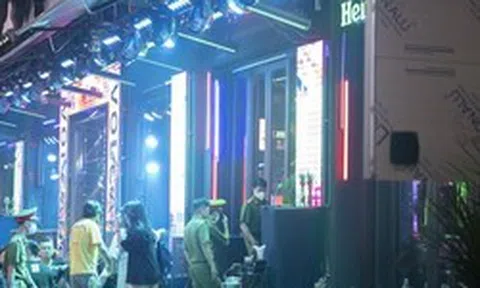 Gần 100 cảnh sát kiểm tra những căn phòng kín đáo ở phố Tây Bùi Viện