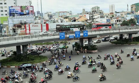 Sắp có dải phân cách di động tại chân cầu vượt Hàng Xanh