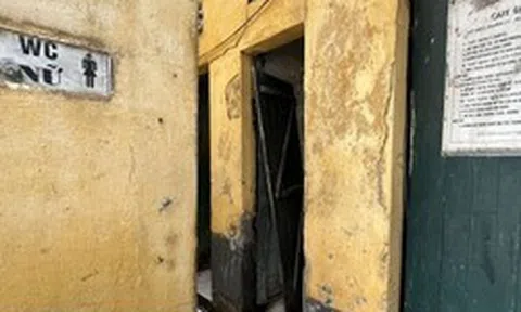 Hình ảnh nhà vệ sinh ở Hà Nội xuống cấp, bị người dân lấn chiếm