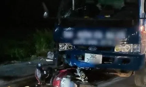 Xe máy va chạm với xe tải, 2 người chết, 1 người nguy kịch