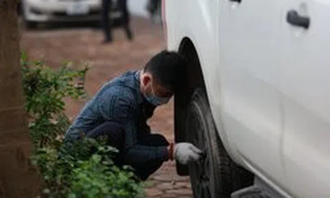 Hà Nội: Hàng loạt xe ô tô đỗ ở bờ hồ Linh Đàm bị đâm thủng lốp
