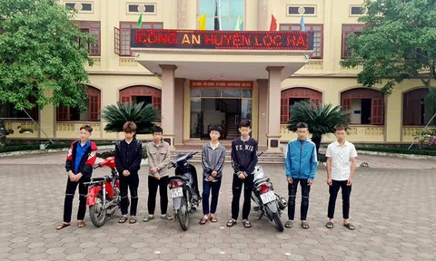 Nhóm thanh thiếu niên lạng lách, đâm thẳng xe vào chốt lực lượng CSGT