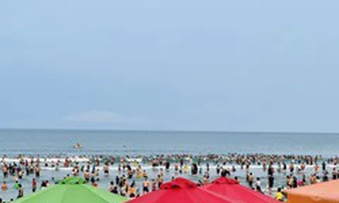 Nắng nóng, hàng nghìn người đổ về biển Đà Nẵng 'giải nhiệt'