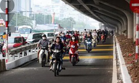 Hà Nội: Thông xe tuyến đường tạm tại dải phân cách trên đường Nguyễn Xiển