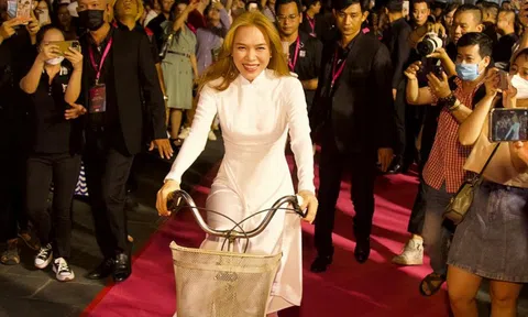 Mỹ Tâm đạp chiếc xe kỷ niệm đến buổi ra mắt phim
