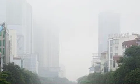 Sương mù dày đặc 'nuốt chửng' nhiều tòa nhà cao tầng ở Hà Nội