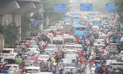 Nồm ẩm, trời mù kèm mưa khiến giao thông Hà Nội rối loạn