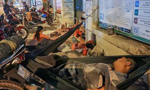 Người dân TP.HCM thức trắng đêm chờ rút bảo hiểm xã hội một lần