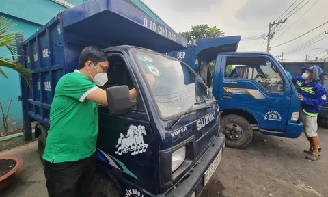 Dán tem cho 200 xe gom rác ở TP HCM