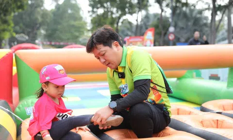 Trường Giang chạy cùng runner nhí Kun Marathon Huế