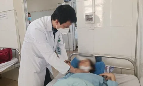 Ngã cầu thang, người phụ nữ bị kính cứa ngang cổ