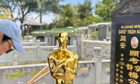 Dương Tử Quỳnh mang tượng Oscar viếng mộ bố