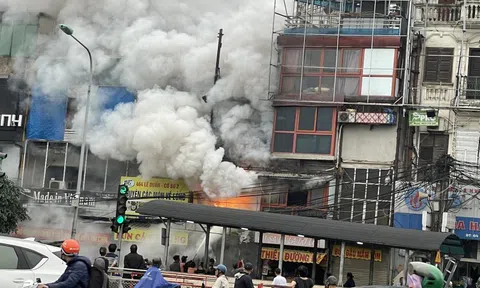 CLIP: Cháy lớn nhà dân gần giao lộ đúng giờ cao điểm