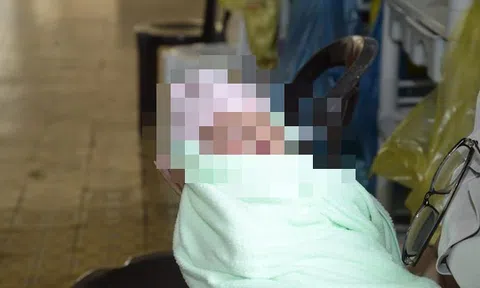 Bé sơ sinh còn nguyên dây rốn bị bỏ rơi tại công viên