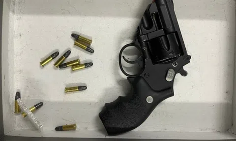 Soi chiếu phát hiện 1 khẩu súng cùng 10 viên đạn tại sân bay Đà Nẵng