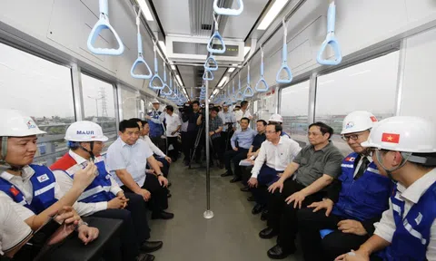 Thủ tướng Phạm Minh Chính đi thử tàu metro 1 ở TP HCM