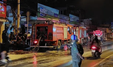 Cháy cửa hàng tạp hoá ở TP Thủ Đức, nhiều người tháo chạy