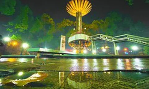 TPHCM khác lạ sau 'cơn mưa vàng' lúc rạng sáng