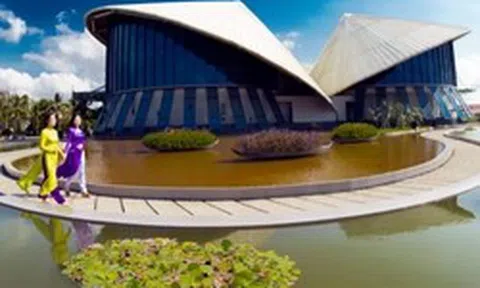 “Nhà hát 3 nón lá” - công trình kiến trúc văn hóa độc đáo giữa lòng miền Tây