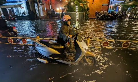 Clip: "Mưa vàng" xuất hiện tại TP HCM, một số tuyến đường bị ngập