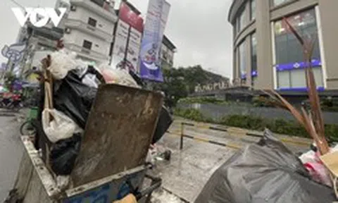 Xe rác tập kết xếp hàng dài giờ tan tầm, ngay điểm xe buýt ra vào bến