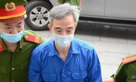 [CLIP] Ông Nguyễn Quang Tuấn cùng đồng phạm đã được dẫn giải đến tòa