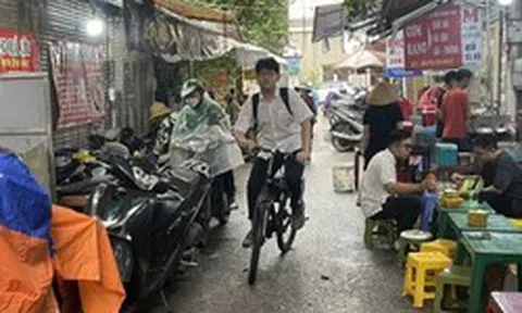 Nhiều hàng quán ở Hà Nội dựng mái che "đánh dấu lãnh địa" để kinh doanh trên vỉa hè