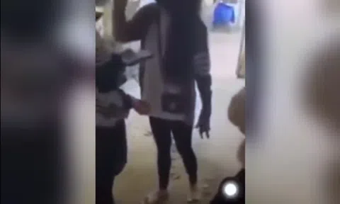 Xôn xao clip nữ sinh bị đấm, đạp tới tấp ngay trong trường