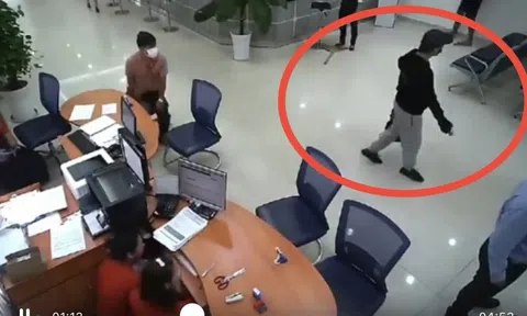 Clip gần 5 phút ghi lại cảnh tên cướp ngân hàng lấy tiền và chĩa súng vào bảo vệ
