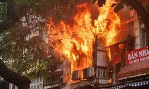 Hà Nội: Cháy lớn tại nhà dân ở quận Hoàn Kiếm, kịp thời cứu hộ bà cụ 80 tuổi