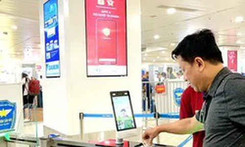Hành khách làm thủ tục bay ở Nội Bài bằng CCCD gắn chip thế nào?