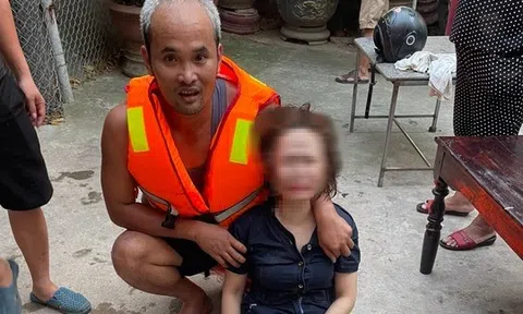 Đại úy công an lao xuống sông cứu người phụ nữ nhảy cầu tự tử