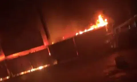 Nhiều ki ốt tại 1 trung tâm thương mại ở Hà Tĩnh bốc cháy