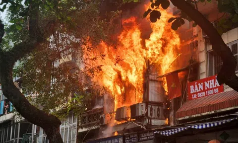 Cháy lớn tại một căn nhà phố Hàng Mã sáng mùng 1