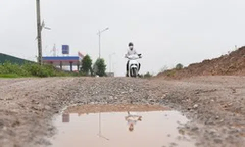 Đường gom cao tốc Hà Nội - Bắc Giang xuống cấp trầm trọng, mất an toàn giao thông